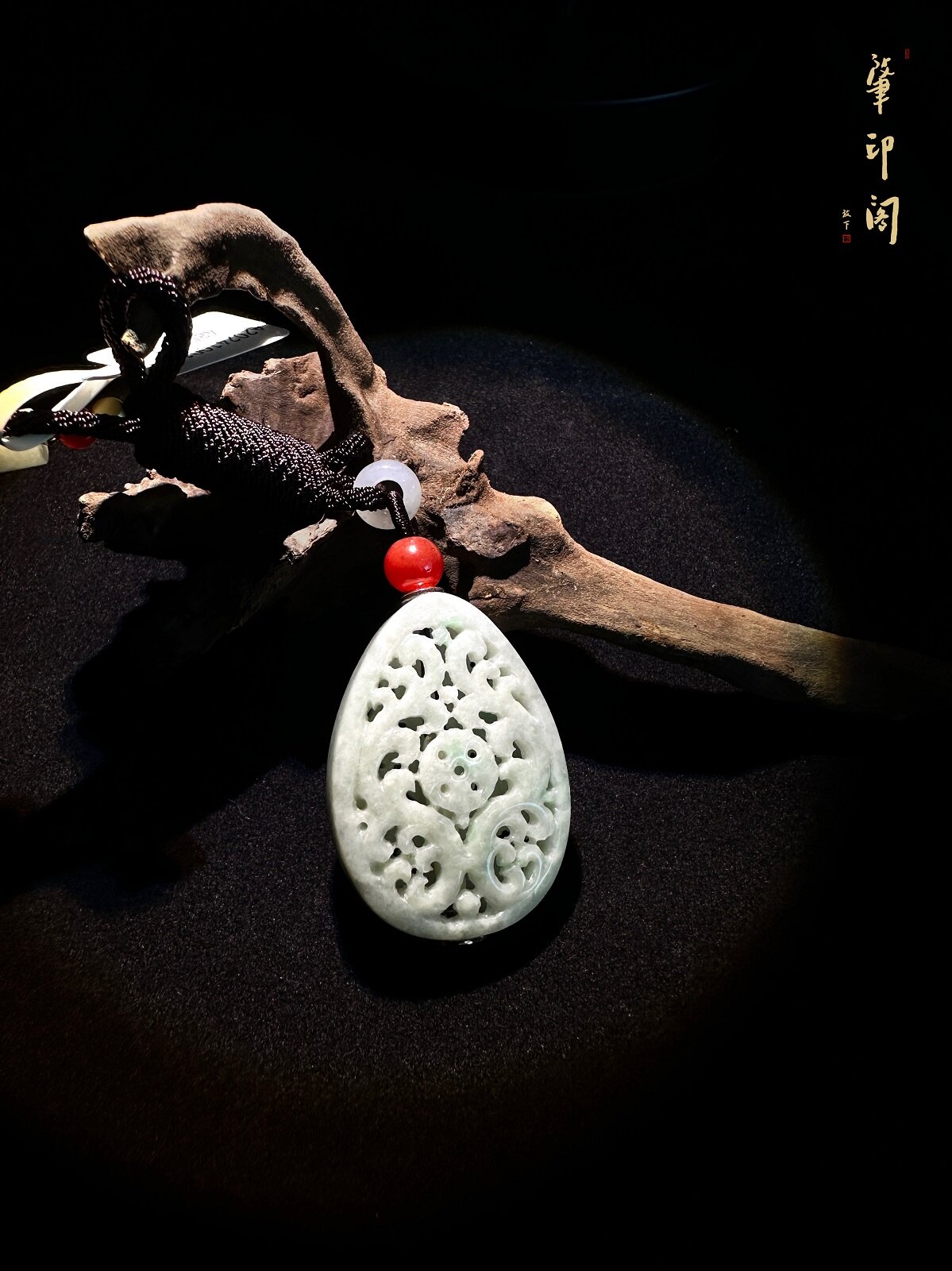 禅白雅奢•缅甸翡翠•椭圆型•原创玉雕香囊